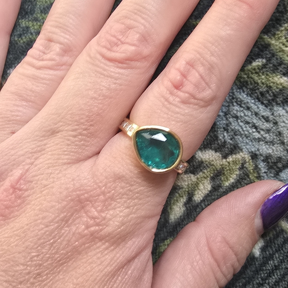 Elegant Gold and Green Gemstone Ring
